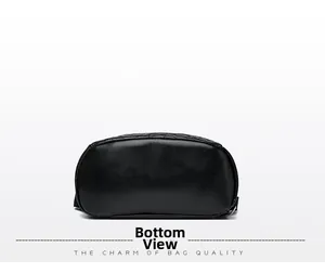 Vue détaillée du fond du sac à dos en cuir noir avec des coutures précises et une forme ovale