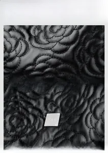 Détails de broderie florale et logo métallique sur sac à dos en cuir noir pour femme