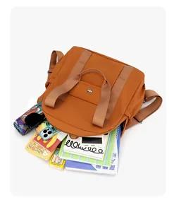 Geräumiger Innenraum des wasserdichten Nylon-Rucksacks mit Platz für Bücher und Schirm