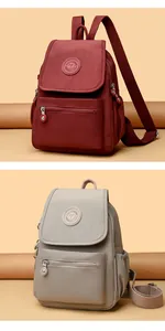 Detalle de las mochilas de nailon burdeos y gris claro con textura de alta densidad