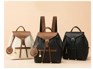 Détails du sac à dos matelassé montrant la fermeture à cordon et la texture en similicuir