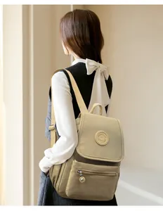 Detalle de la mochila de cuero lavado beige con gran capacidad y bolsillo frontal con cremallera