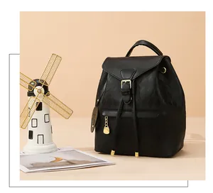 Détail du sac à dos matelassé noir avec cordon de serrage et accessoires métalliques