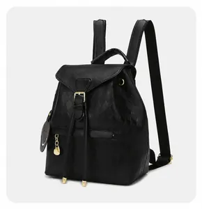 Détail du sac à dos en cuir noir matelassé avec fermoir doré et fermeture à cordon