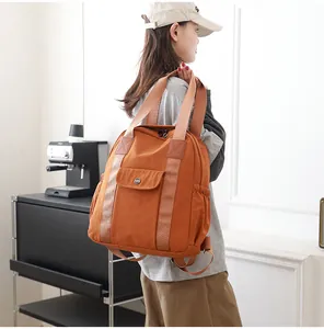 Detailansicht des orangefarbenen wasserdichten Nylonrucksacks mit Seitentaschen