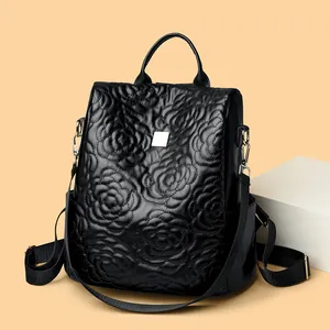 Sac à dos chic en similicuir noir avec motifs roses brodés et détail logo argenté