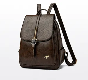 Vista lateral de mochila vintage de cuero encerado marrón con logo de canguro y gato