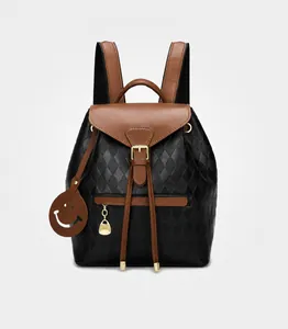 Vue de face d'un sac à dos matelassé noir avec bordure marron et boucle dorée
