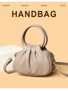 Détail du sac à main texturé litchi avec plis en éventail et poignée ronde
