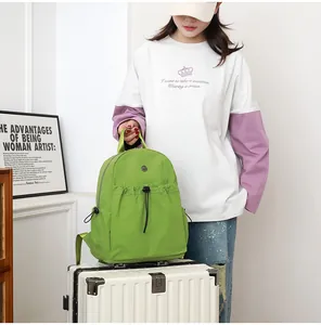 Detailweergave van groene waterbestendige nylon rugzak op koffer voor reizen
