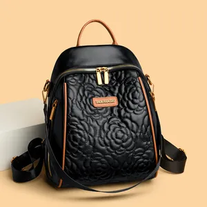 Zaino trapuntato nero a fiori con finiture in pelle marrone e cerniere dorate per donna
