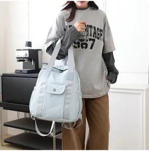 Detail der hellblauen Nylon-Rucksack mit vorderer Schnallentasche und stabilem Griff