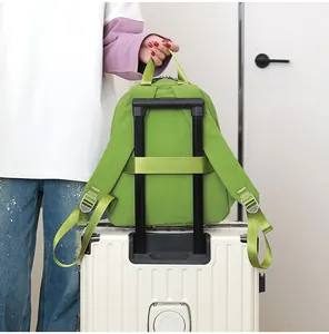 Waterbestendige nylon rugzak met bagageriem voor reizen en fitnessgebruik