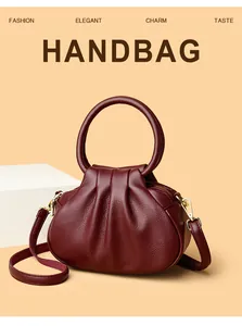 Détail du sac nuage bordeaux avec texture en cuir plissé et boucle en métal doré