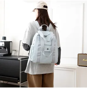 Wasserfester hellblauer Nylon Rucksack in moderner Umgebung mit Tragegriff im Detail