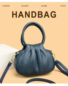 Détail du sac nuage bleu foncé montrant le cuir grainé et les finitions dorées