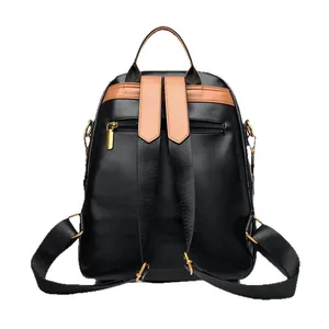 Zaino trapuntato nero da donna con accenti in pelle marrone e spallacci regolabili