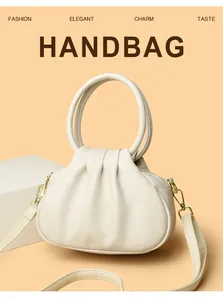 Détail du sac nuage plissé blanc cassé avec cuir grainé et poignée ronde