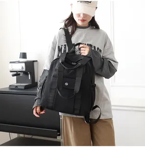 Detail des wasserdichten schwarzen Nylon-Rucksacks mit Tragegriffen und Gurten