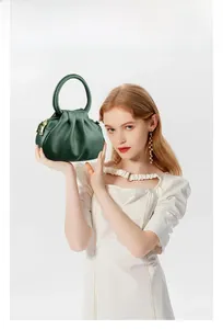 Détail du sac nuage vert foncé en cuir litchi plissé avec poignée intégrée chic