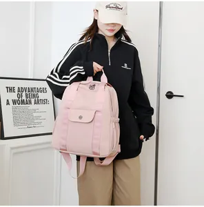 Rosa Nylon-Rucksack mit verstellbaren Trägern und einem verstärkten Tragegriff