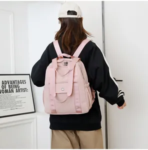 Rosa wasserdichter Nylon-Rucksack mit atmungsaktivem Rücken und verstellbaren Trägern am Modell