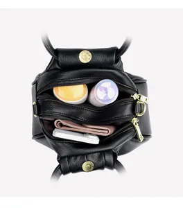 Vue de dessus de l'intérieur du sac nuage en cuir noir montrant sa grande capacité