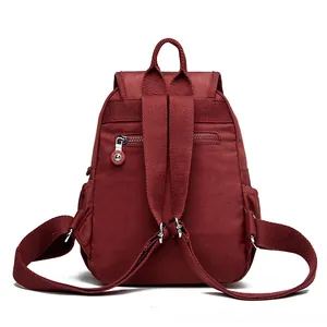 Mochila para mujer rojo oscuro de nailon con bolsillo trasero con cremallera y laterales