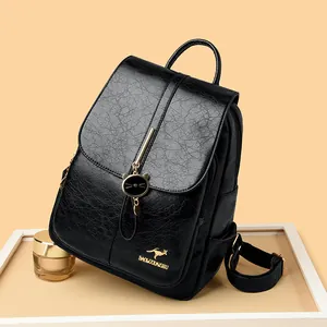 Mochila vintage negra para mujer en cuero sintético con dije de gato y barra dorada