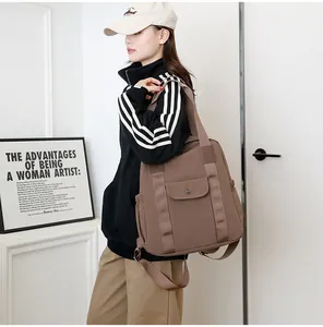 Dunkelbraune Nylon-Tragetasche mit verstellbaren Trägern in modernem Lifestyle-Ambiente