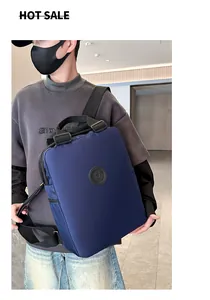 Detail van de waterdichte nylon rugzak met versterkte handgrepen en zijvak op het model