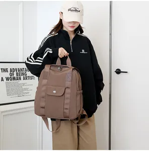 Detail eines dunkelbraunen Nylon Rucksacks mit verstellbaren Gurten und Vordertasche