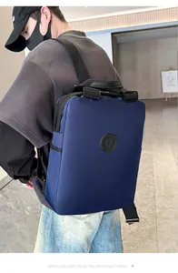 Detailweergave van donkerblauwe waterdichte nylon rugzak met minimalistisch rond reliëflogo