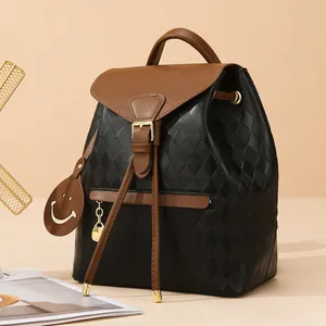 Sac à dos matelassé moderne en cuir noir et marron avec cordon et breloque élégante
