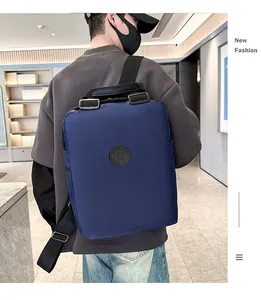 Detailweergave van een marineblauwe waterdichte nylon rugzak met modern design