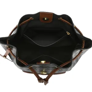 Sac à dos matelassé à cordon noir montrant l'intérieur spacieux avec poches et fermoir aimanté