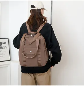 Detailansicht des wasserdichten dunkelbraunen Nylon-Rucksacks mit Seitentaschen und Griff