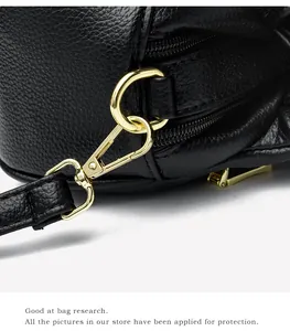 Détail du crochet doré et de la texture en cuir grainé sur un sac nuage noir