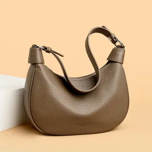 Bolso hobo media luna de cuero marrón oscuro con patrón de litchi y correa ajustable