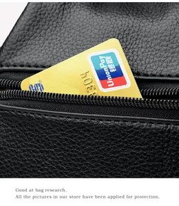 Vue rapprochée de la poche zippée d'un sac en cuir noir montrant le rangement de cartes