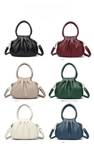 Collection de sacs nuage montrant un design plissé et texture cuir en six couleurs