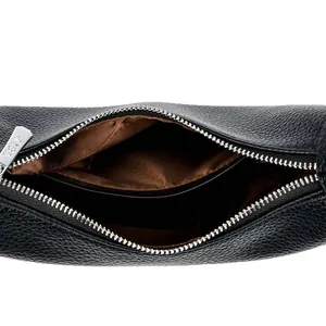 Detalles interiores del bolso media luna de cuero negro con bolsillo de cremallera y plata