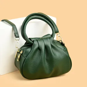 Sac nuage vert foncé en cuir grainé avec design plissé et détails métalliques dorés