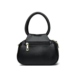 Sac nuage minimaliste en cuir noir avec poignée ronde et détails dorés élégants