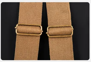 Detail van versterkte nylon schouderbanden met bronzen metalen verstelgespen