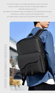 Détail d'un sac à dos en cuir noir avec une poche avant unique en forme de selle de cheval