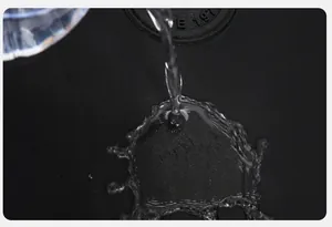 Detail van waterdichte nylon stof met waterdruppels en SINCE 197 logo op de rugzak