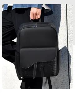 Détail d'un sac à dos en cuir tressé noir avec rabat en forme de selle élégant