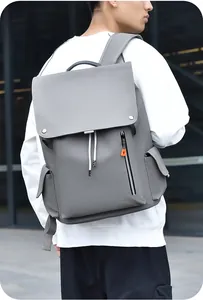 Détail du sac à dos gris imperméable avec fermetures éclair orange et rabat de protection