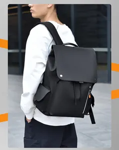 Photo extérieure d'un sac à dos professionnel noir étanche avec bandes réfléchissantes